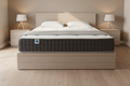 Cama vista de lado en un dormitorio moderno