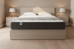 Cama vista de lado en un dormitorio moderno